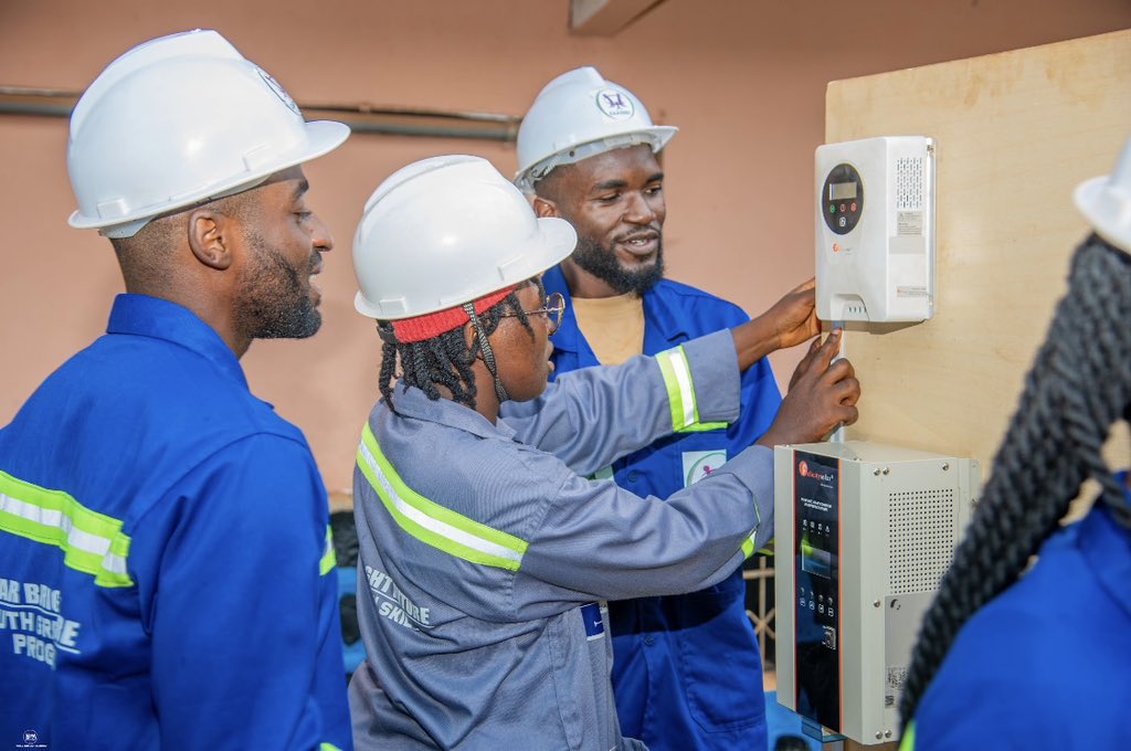 InfoCaasdev's tweet photo. At @InfoCaasdev , Labor Day is more than just a day to take a break and celebrate—it’s a day we renew our promise and commitment to promote a fair economy with more decent jobs, more green careers, more training for young people, and a faster action on the climate crisis https://t.co/eBhfY4PGa4