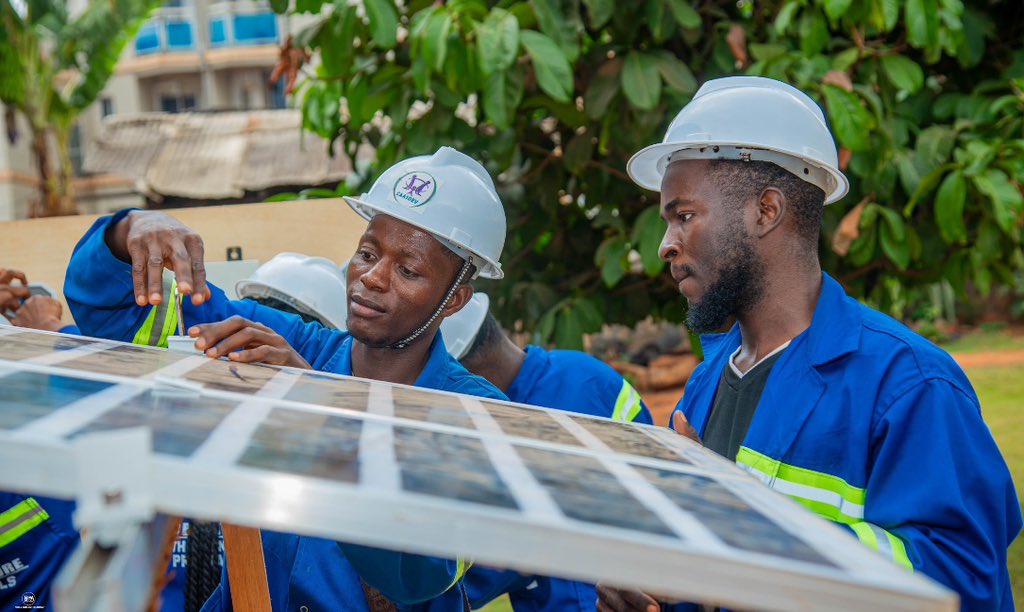 InfoCaasdev's tweet photo. At @InfoCaasdev , Labor Day is more than just a day to take a break and celebrate—it’s a day we renew our promise and commitment to promote a fair economy with more decent jobs, more green careers, more training for young people, and a faster action on the climate crisis https://t.co/eBhfY4PGa4