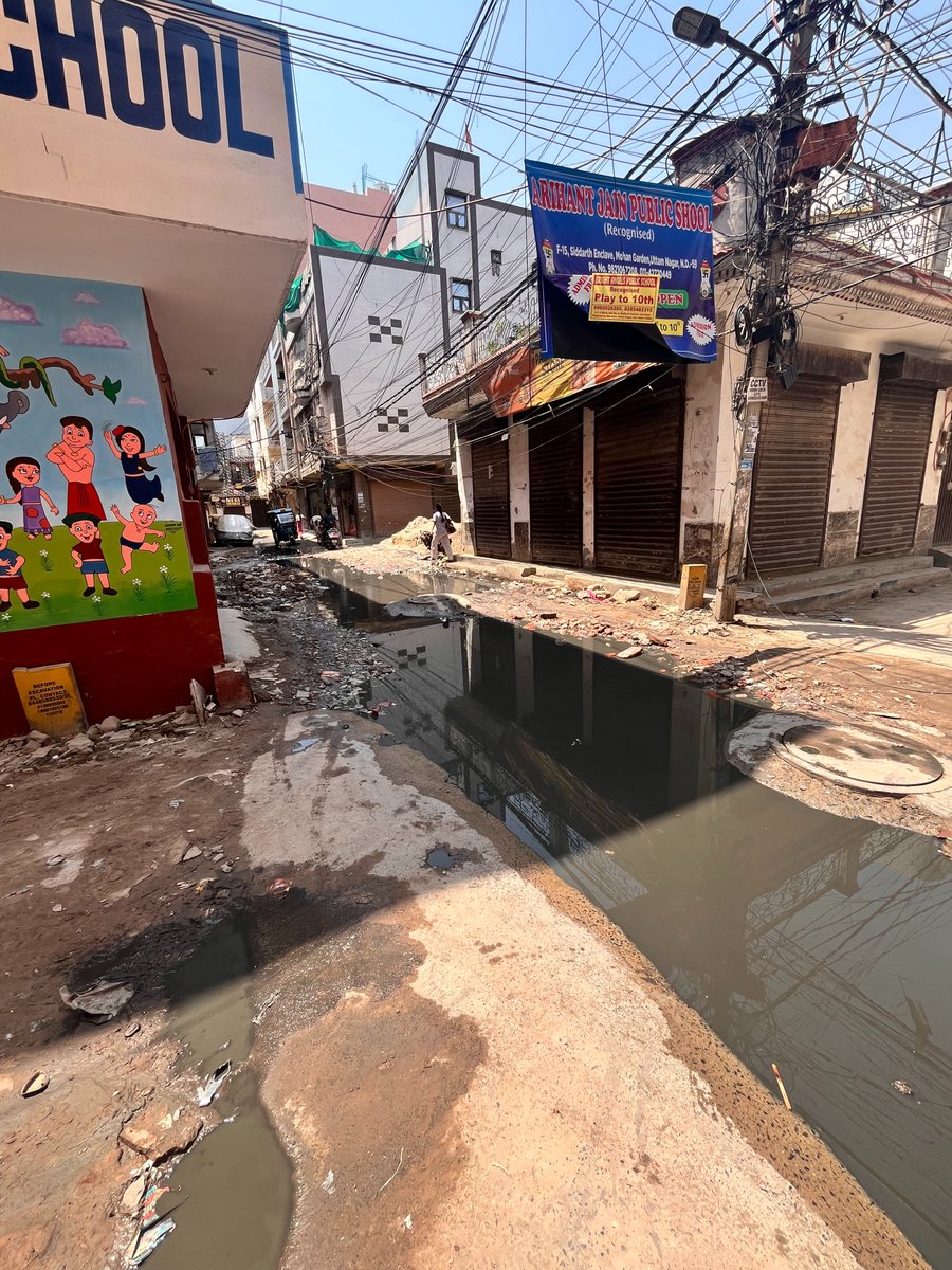 themashcodee's tweet photo. Sharing a concern from Sidhatri Enclave, Nawada, Delhi 110059.

Sewage has been overflowing onto the main street, making it very difficult for residents.

Complaint filed with @DelhiJalBoard (No. DJB003852459). 

@p_sahibsingh @gupta_rekha  ji, kindly look into this.

#Delhi #DJB https://t.co/JleQ4UgkO5