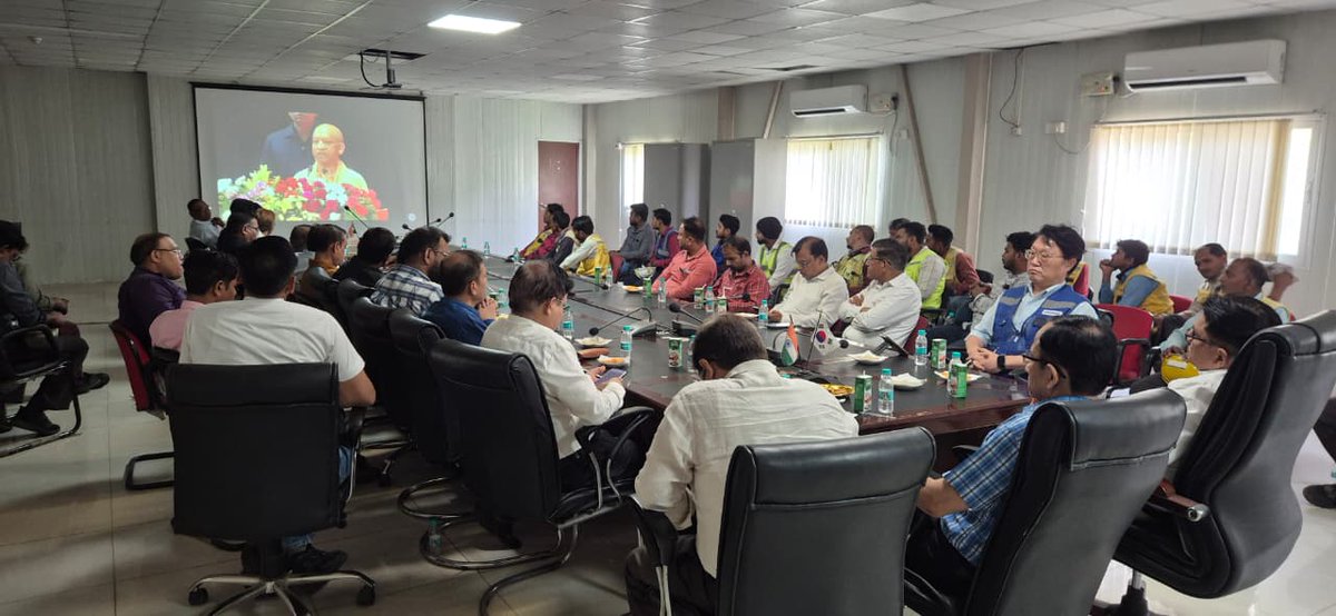 CgmObra's tweet photo. On #InternationalLabourDay, live streaming of Hon’ble CM’s address from Lucknow was organized at Obra C TPS Conference Hall. Officials, workers, and personnel of contractors participated enthusiastically. OTPS reaffirmed its commitment to worker welfare. https://t.co/xX3RQFEcV6