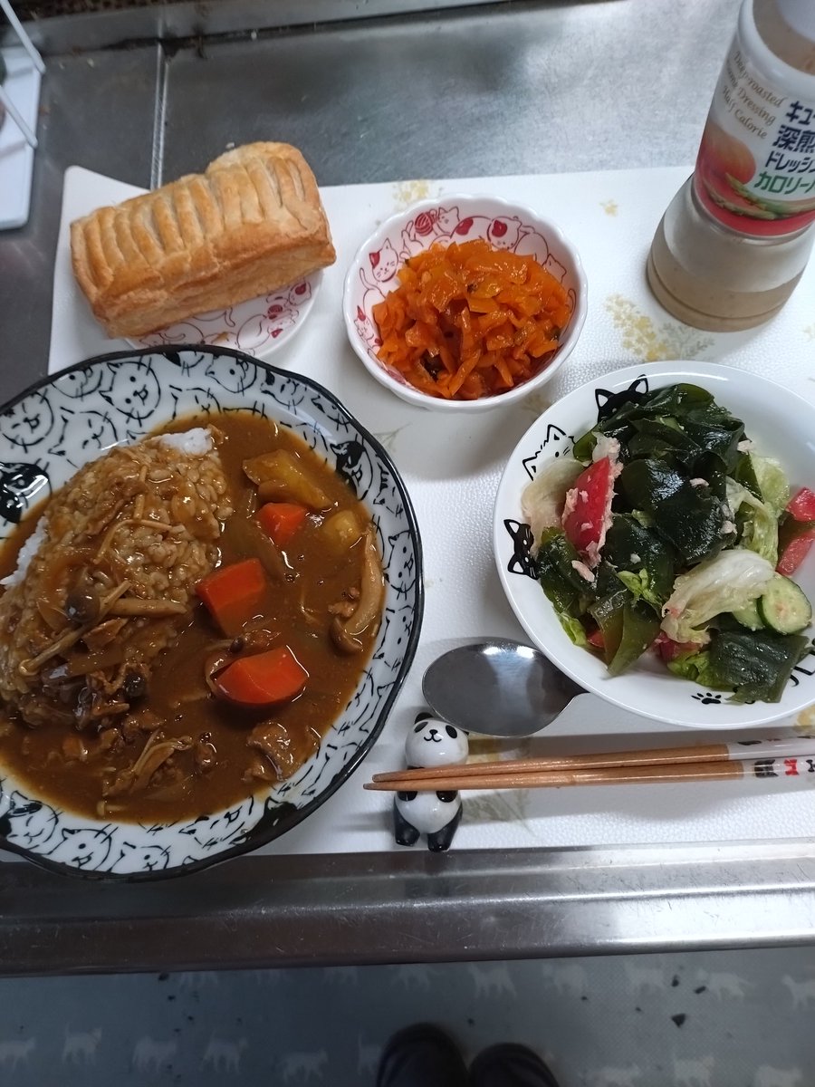 UcRevUwI7xf5CqS's tweet photo. 【ソラママ食堂開店😋🍛🥗🥄】
今日もお疲れ様でした🙏今月もよろしくお願い致します🙇
★豚肉とキノコ🍄のカレー★海藻サラダ🥗★福神漬け★アップルパイ(ミスド)♠いいねRPへのお返しは省略させていただきます🙇 https://t.co/k7igmum4ch