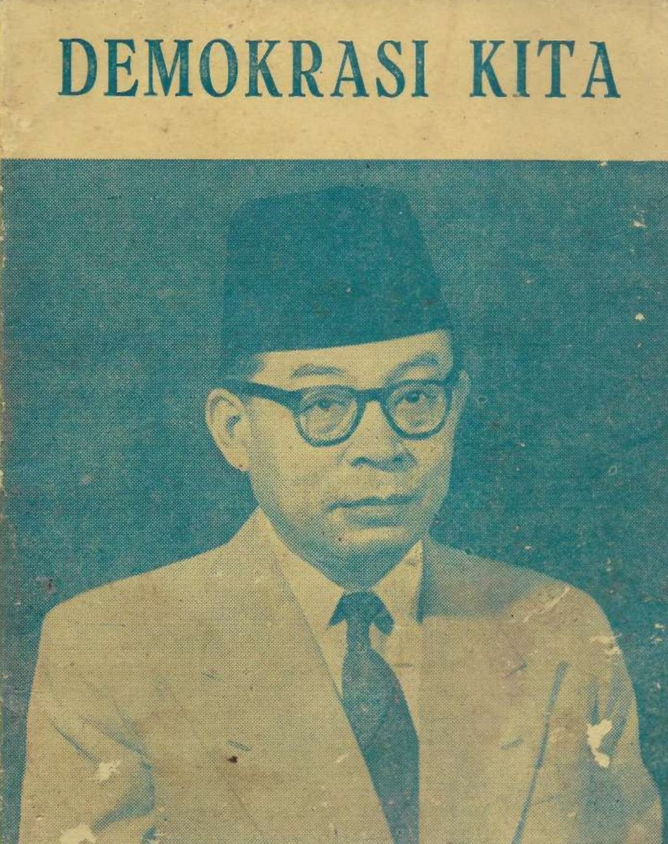 IAlhaque's tweet photo. “Demokrasi yang tidak teratur membawa kepada anarki, dan dari anarki lahirlah diktatur.” (Hatta, 1960)

Tahun 1960, Mohammad Hatta menulis Demokrasi Kita—sebuah peringatan yang lahir di tengah kegelisahan zamannya. Tulisan itu mula-mula terbit di majalah Pandji Masjarakat, saat arah politik Indonesia mulai bergeser menuju “Demokrasi Terpimpin”.
Nada Hatta tenang, tapi pesannya dalam: ketika demokrasi kehilangan disiplin, ia tidak langsung runtuh—ia melemah dari dalam. Dari konflik yang tak terkendali, lahir keinginan akan ketertiban. Dan dari situlah kekuasaan perlahan mencari pusatnya. 

Enam dekade berlalu, kegelisahan itu terasa akrab—hanya dengan nama yang berbeda. Demokrasi tetap hadir dalam prosedur. Pemilu berjalan, institusi berdiri. Namun, dalam Demokrasi tanpa Demos (2019), Wijayanto dkk. mengingatkan: jarak antara rakyat dan arah kekuasaan bisa semakin lebar.

Steven Levitsky dan Daniel Ziblatt (2018) menambahkan: demokrasi hari ini jarang runtuh dengan dentuman. Ia memudar—pelan, lewat kebiasaan yang dibiarkan.
Hari ini, bahkan ketika Indonesia masih dikategorikan sebagai flawed democracy oleh The Economist Intelligence Unit, pertanyaannya bukan lagi sekadar ada atau tidak.
Belakangan, orang menyebutnya “demokrasi zombie”: tetap bergerak, tetap bernama, tapi terasa kehilangan jiwa.
Kita hidup di zaman ketika demokrasi masih ada—tapi perlahan berhenti diperjuangkan.

Namun Hatta tidak sepenuhnya pesimis. Ia percaya demokrasi Indonesia tidak akan mati, karena akarnya hidup dalam tradisi gotong royong.
Barangkali yang perlu kita jaga bukan hanya bentuknya—
melainkan kesungguhan kita untuk tetap menjalaninya.