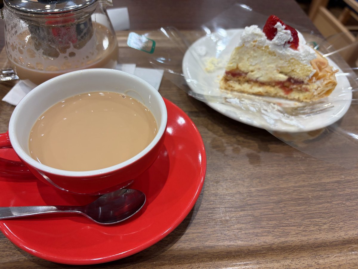 映画を観て、川越来て川越八幡宮でお参りして、カフェー活動🍰☕️
前行った足つぼロードの神社行こうって向かったらあれ？ここ初めましての神社だ…と😳足つぼは熊野神社でした💦でも初めましての御縁に感謝…
カフェーは調べたら本川越駅〜川越氷川神社とか時の鐘周辺に密集してるのね💦またの機会に…