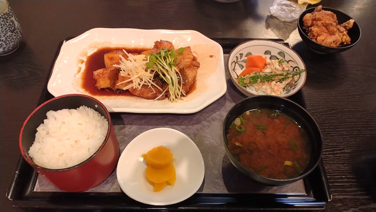 KOU1_5160's tweet photo. 昨晩マンファスと電話してたら「明日SK暇らしいよ？」と聞いてSKとデートすることになり(笑)、行く途中でHSが16万キロ達成！
SKんちで雑談してからホロホロの味の染み込んだ煮付けを食べて「2人で湾岸するか」と、空いているであろうグラボに行ったらまさかの！？KING君と遭遇！昨日に続き楽しい時間♪ https://t.co/VBpjbpVOPw