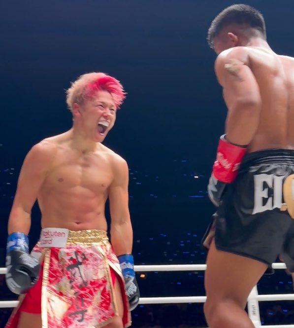 FightsMemory's tweet photo. 武尊、試合中の思いについて🤯

「勝ちたいのはもちろんあるんですけど、格闘家人生、小学校から始めて30年ぐらいやってきて、この5Rで終わっちゃうんだと思ったら、勝ちたい！よりロッタンのパンチをもっと貰っておきたいなみたいな笑　それと戦ってましたね」

https://t.co/OSeyCYyyjzより https://t.co/KvHnicGXo6