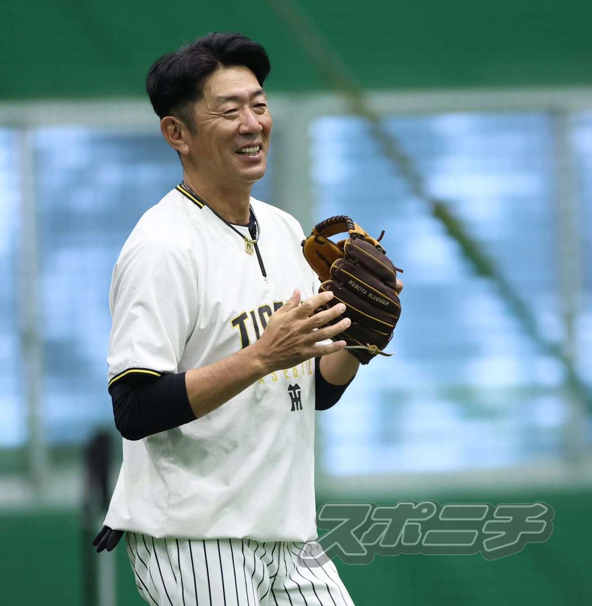 セカンドへのスローイング練習中、ミットを地面にたたきつけるふりをする #坂本誠志郎 捕手。視線の先には送球を落球してしまった #田中秀太 コーチが…