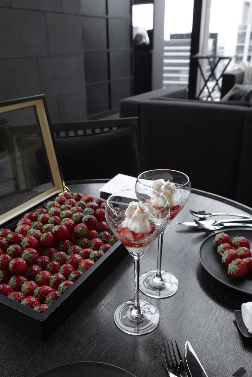 yaziluv_'s tweet image. 新しいセットアップおろしてアフヌン🍓♡
さすがにいちごドカ食いはできなかったけど大満足
#eimyistoire #gift