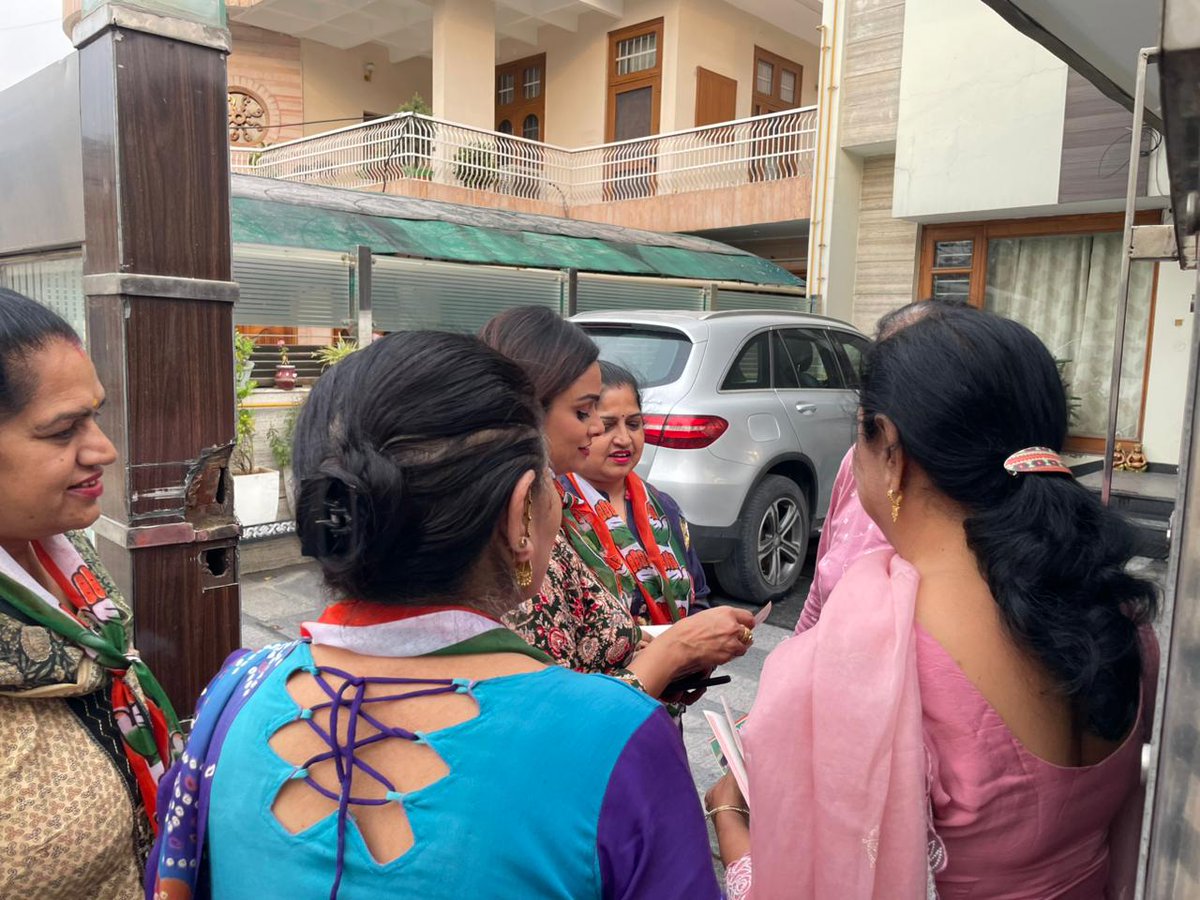 MITHUNVERMAINC's tweet image. अंबाला शहर के सेक्टर 7 में घर-घर जनसंपर्क के दौरान पूर्व मेयर प्रत्याशी श्रीमती मीना अग्रवाल जी के साथ मेरी माताजी श्रीमती सुनीता वर्मा जी, मेरी अर्धांगिनी श्रीमती पूजा वर्मा जी एवं समस्त परिवार की गरिमामयी उपस्थिति रही।
#MithunVerma #Advocate #AmbalaCity #JanSamarthan #जनसेवा