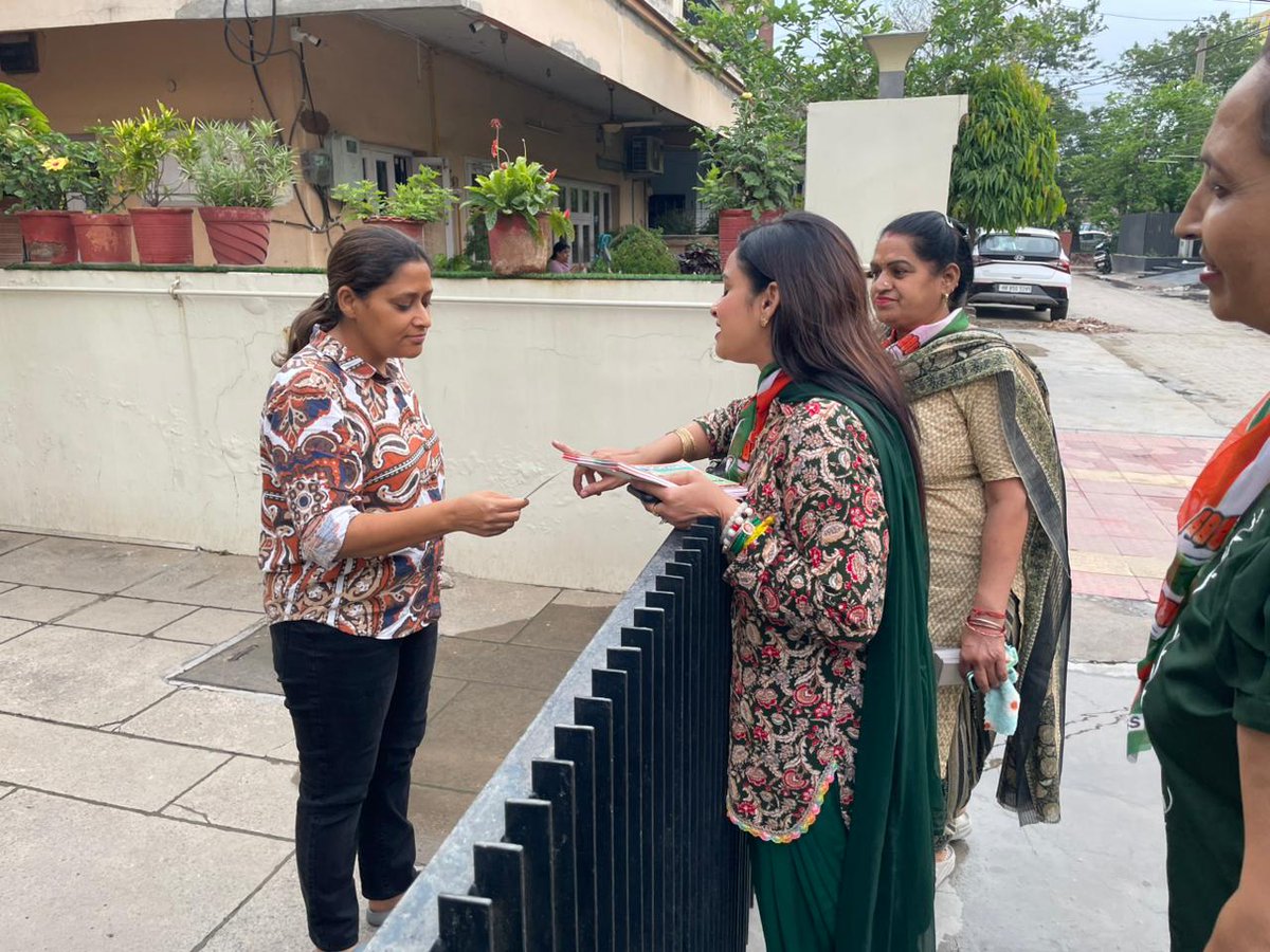 MITHUNVERMAINC's tweet image. अंबाला शहर के सेक्टर 7 में घर-घर जनसंपर्क के दौरान पूर्व मेयर प्रत्याशी श्रीमती मीना अग्रवाल जी के साथ मेरी माताजी श्रीमती सुनीता वर्मा जी, मेरी अर्धांगिनी श्रीमती पूजा वर्मा जी एवं समस्त परिवार की गरिमामयी उपस्थिति रही।
#MithunVerma #Advocate #AmbalaCity #JanSamarthan #जनसेवा