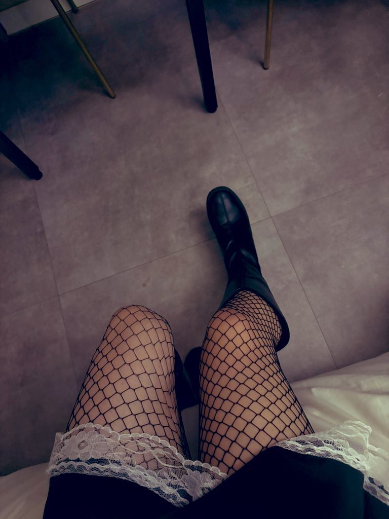 u_2241's tweet image. 메이드복에 그물스타킹 어때? ㅋㅋ 💋
#FD #펨돔 #여자발 #스타킹페티쉬