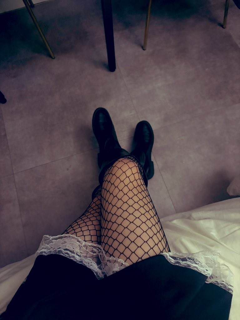 u_2241's tweet image. 메이드복에 그물스타킹 어때? ㅋㅋ 💋
#FD #펨돔 #여자발 #스타킹페티쉬
