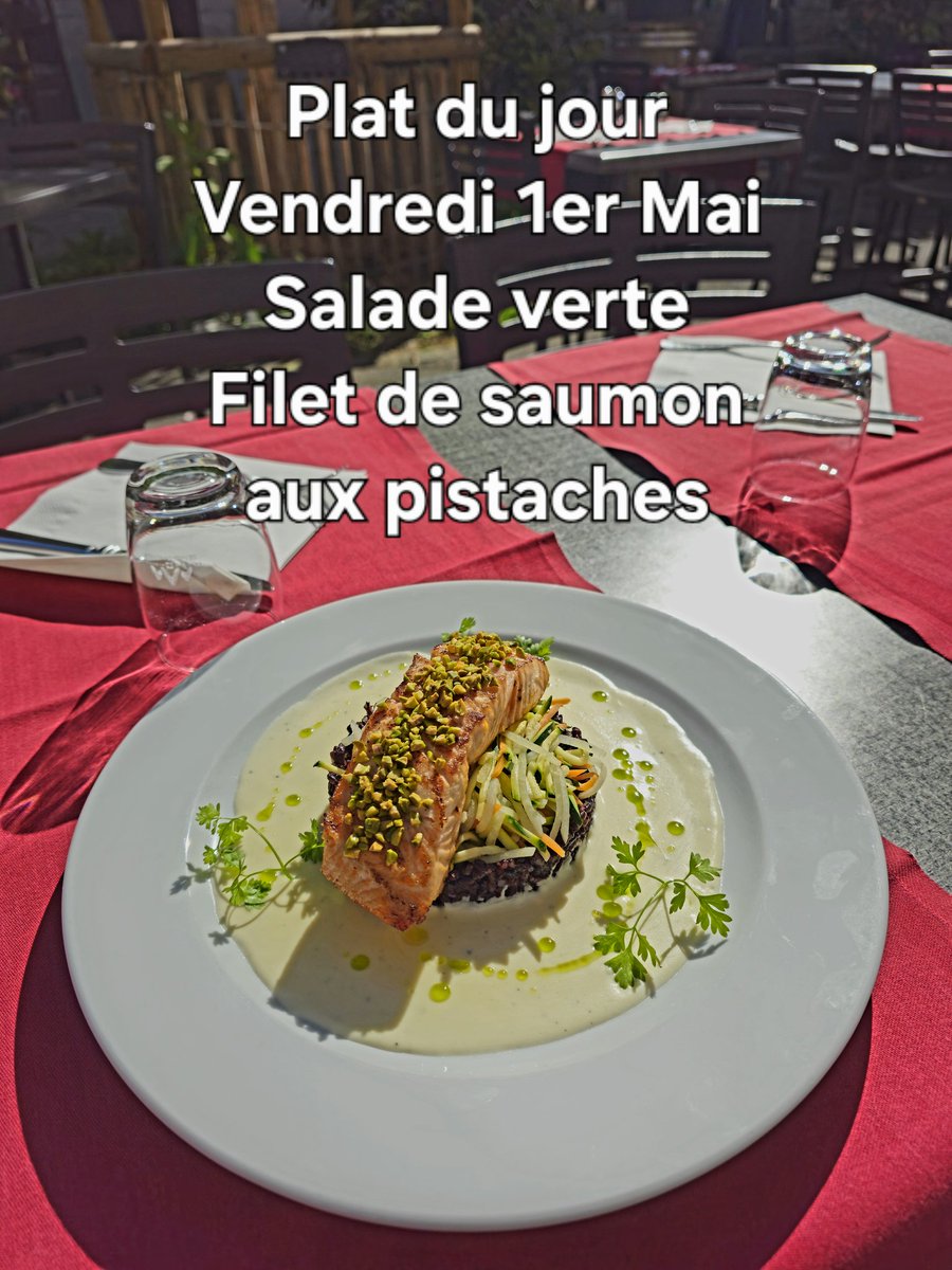 CaveValaisanne's tweet image. Votre restaurant à Plainpalais vous propose en plat du jour pour ce vendredi 1er mai :
Une salade verte.
Le filet de saumon aux pistaches.
À 20.-
Bon début de week-end à toutes et tous.
#restaurant #geneve #brasserie #saumon #pistache