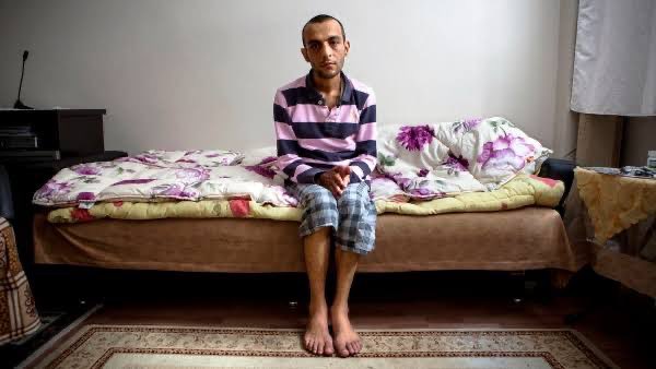 Ben Zafer Açıkgözoğlu. 26 yaşındaydım.

Lağım temizletildim, maskesiz, eldivensiz. Enfeksiyon kaptım, hastaneye bile geç kaldılar.

Öldüm.

Ölümüm 12 bin lira para cezasına çevrildi. Taşeron dediler, kader dediler.

Ama ben sadece insanca yaşamak istemiştim…