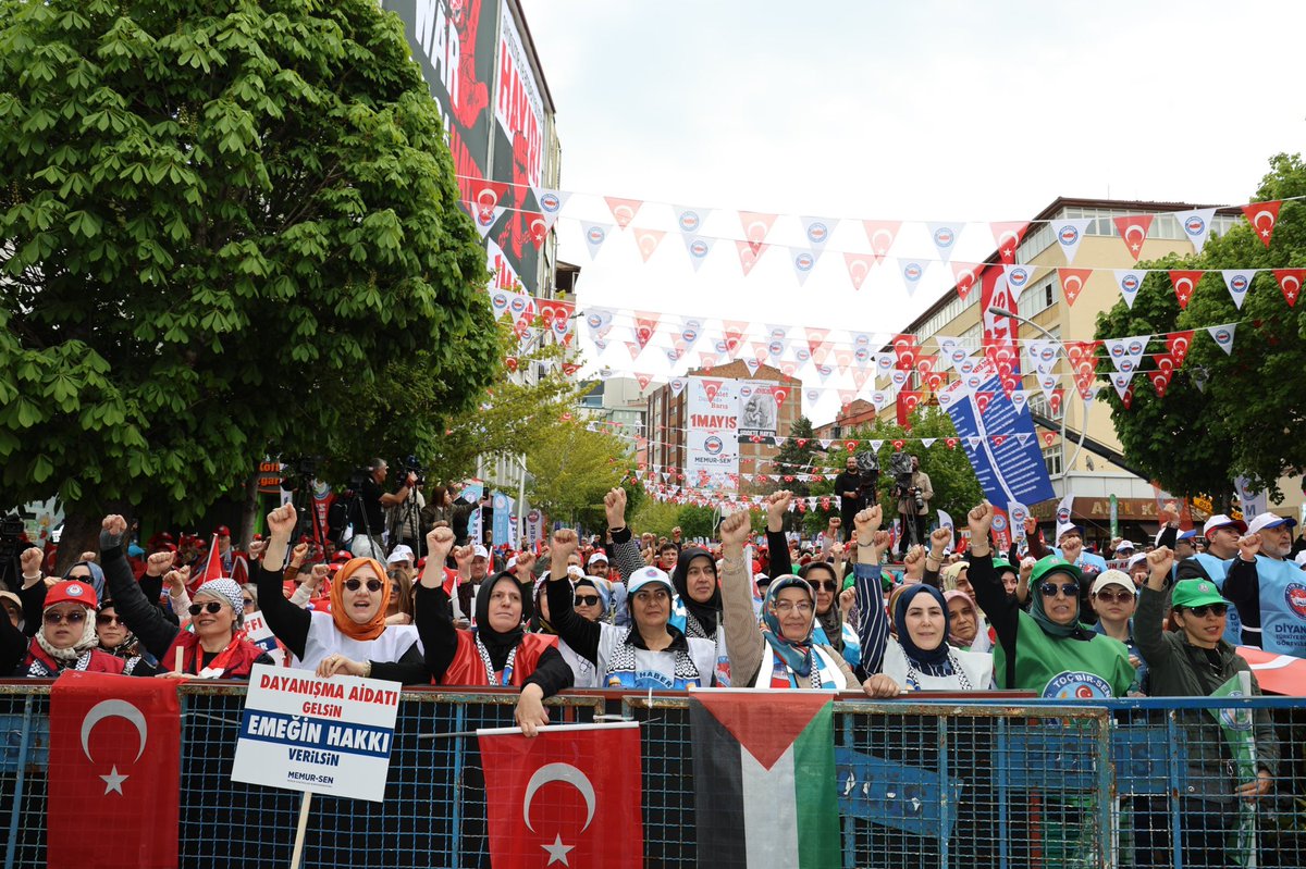 MUHTEŞEMSİN ÇORUM

“Güçlü Türkiye Adil bir Dünya” için, “Emek, Ekmek, Hakça paylaşım” için 
“Paylaşımda Adalet, Dünyada Barış” diyerek; çelikten iradesiyle ücretlinin, sabit gelirlinin gür sesi Memur-Sen’imizin yiğitleri; Çorum Saat Kulesi Meydanı’nı doldurdu. 

Memur-Sen’lilerin