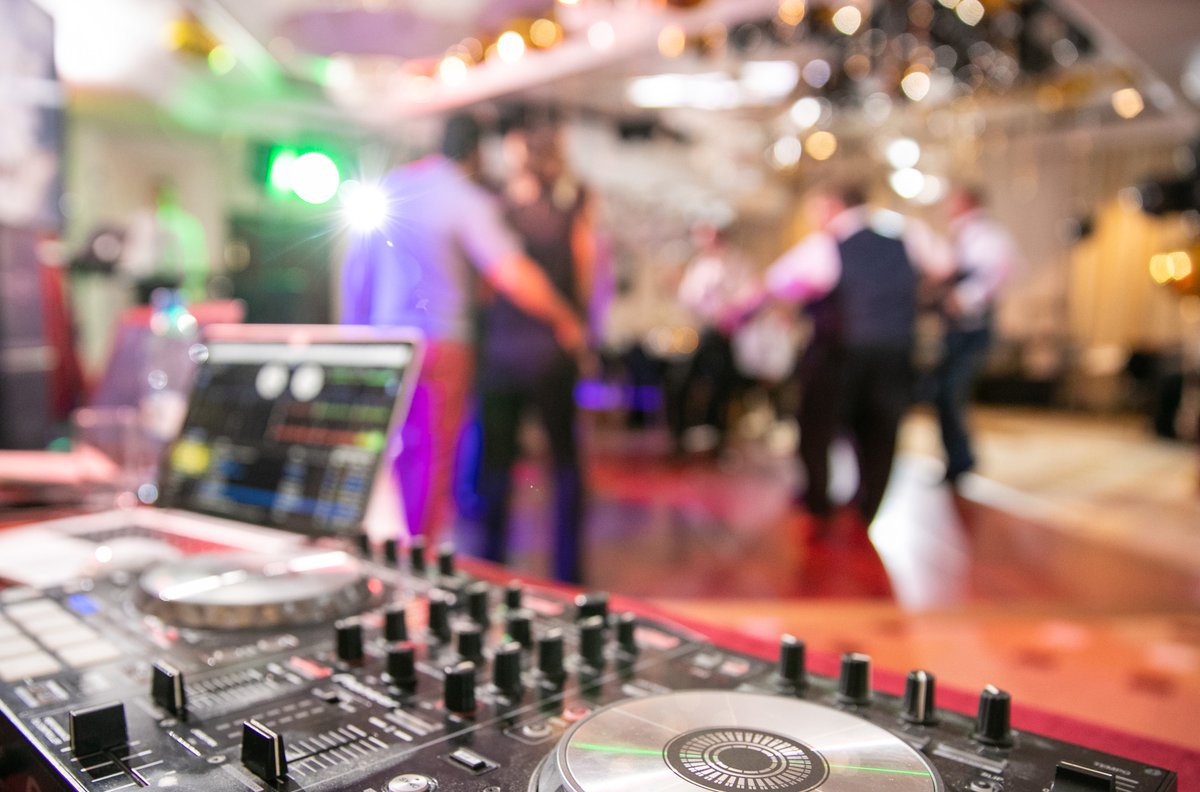djfrizzie's tweet photo. From aisle to afterparty — I craft the soundtrack that keeps guests talking. Short clips from recent London-area weddings show seamless ceremony-to-reception transitions, custom playlists and moments that fit luxury venues. Book a consultation: https://t.co/z3jgcQZhgS #WeddingDJ https://t.co/6bDr1ONzxK