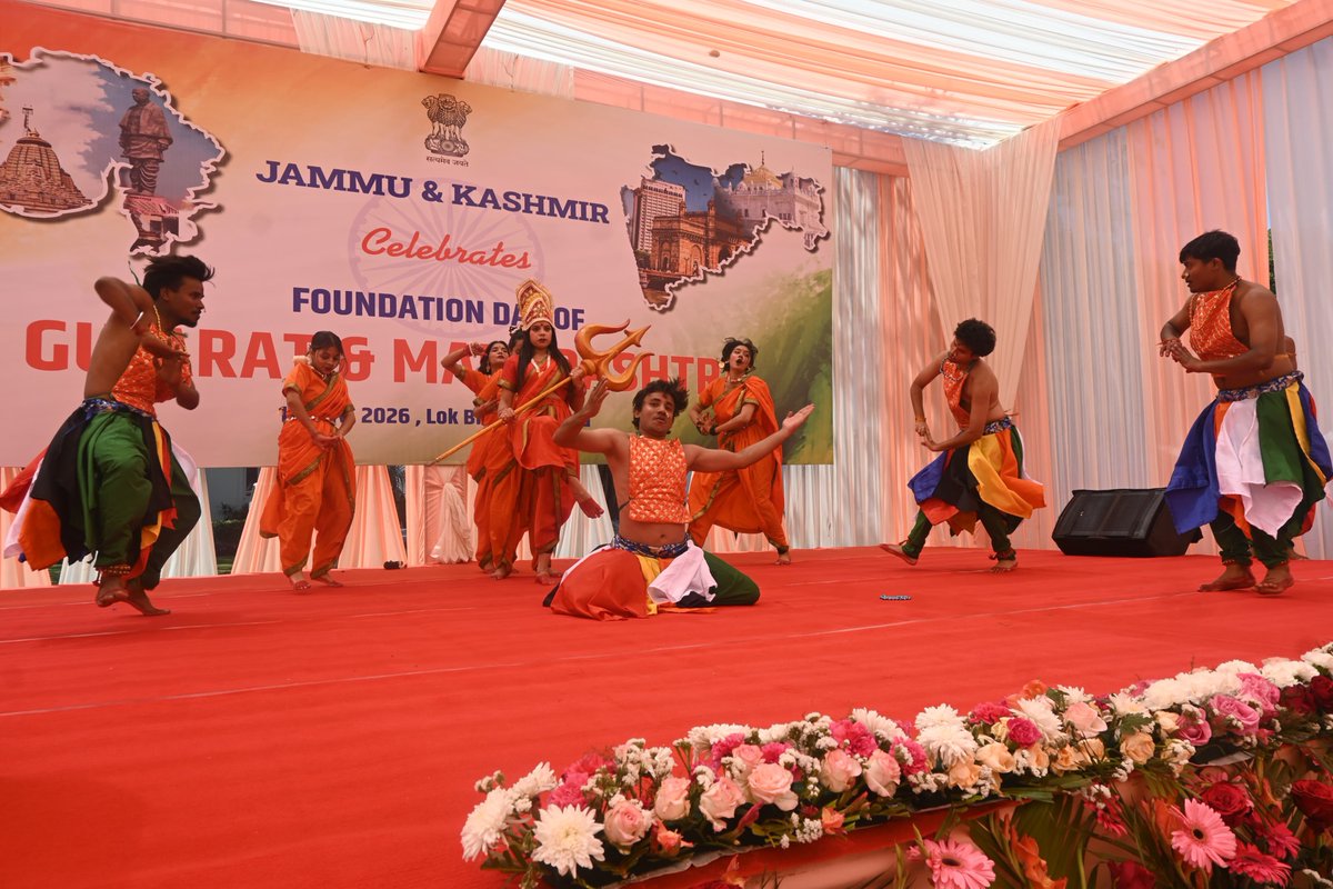 DailyExcelsior1's tweet image. #JammuAndKashmir | Today, Gujarat and Maharashtra's foundation day were celebrated at Lok Bhavan. The Lieutenant Governor Shri Manoj Sinha extended his heartfelt best wishes to all residents. He prayed for people's health and happiness, and hoped they will continue to play