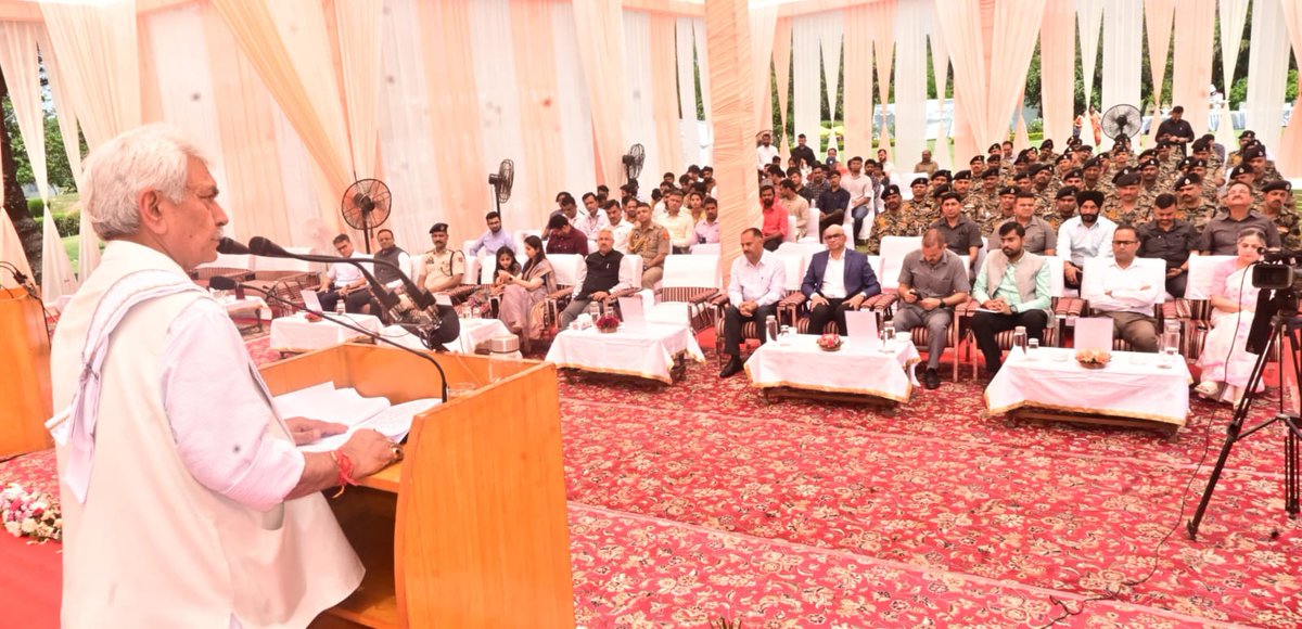 DailyExcelsior1's tweet image. #JammuAndKashmir | Today, Gujarat and Maharashtra's foundation day were celebrated at Lok Bhavan. The Lieutenant Governor Shri Manoj Sinha extended his heartfelt best wishes to all residents. He prayed for people's health and happiness, and hoped they will continue to play