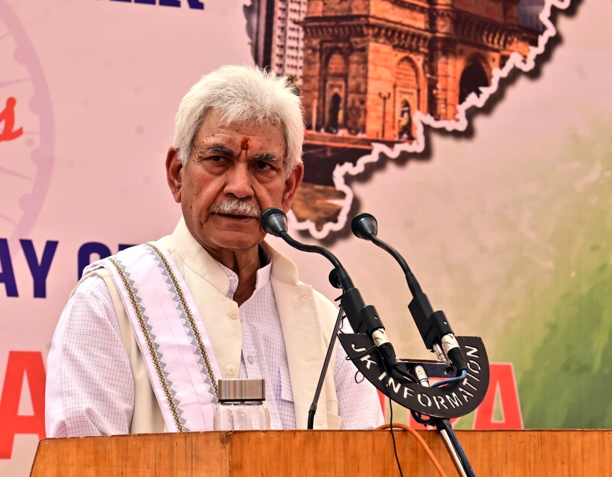 DailyExcelsior1's tweet image. #JammuAndKashmir | Today, Gujarat and Maharashtra's foundation day were celebrated at Lok Bhavan. The Lieutenant Governor Shri Manoj Sinha extended his heartfelt best wishes to all residents. He prayed for people's health and happiness, and hoped they will continue to play