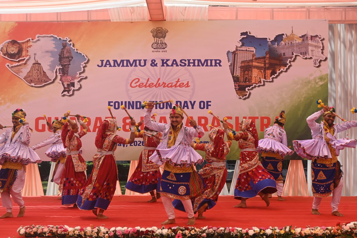 DailyExcelsior1's tweet image. #JammuAndKashmir | Today, Gujarat and Maharashtra's foundation day were celebrated at Lok Bhavan. The Lieutenant Governor Shri Manoj Sinha extended his heartfelt best wishes to all residents. He prayed for people's health and happiness, and hoped they will continue to play