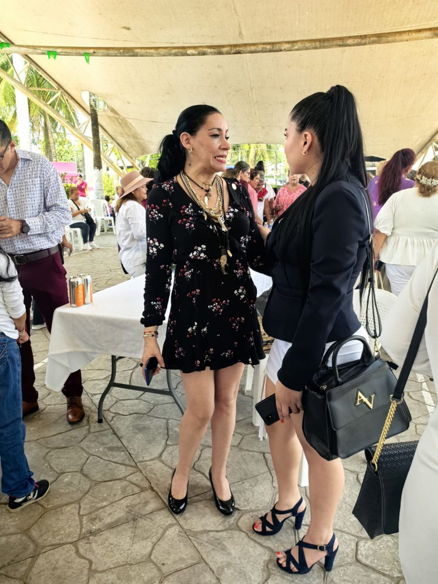 Juliethlyn's tweet photo. Hoy tuve una excelente tarde con estas mujeres guerreras, Fuertes y sobre todo compartir el mismo trabajo de años con amor y el poder ayudar en nuestra asociación civil junto con mi querida Elena de Mujeres empoderadas y Edith Cervantes.
Hoy tuve el honor de este reconocimiento. https://t.co/FTQXFDEzTC