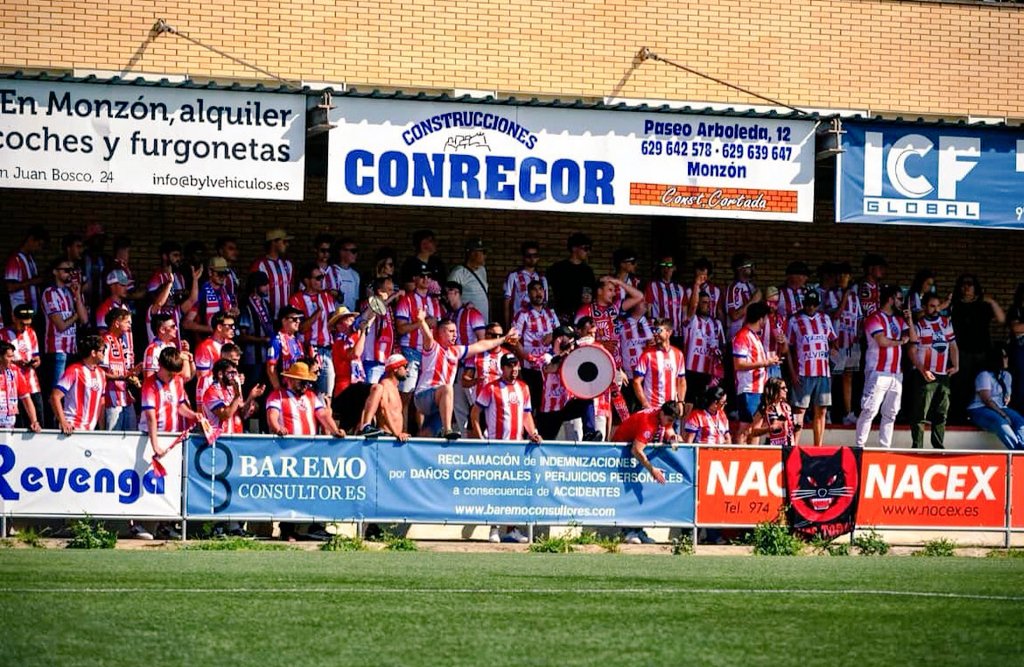 BandaPilo's tweet photo. Otro partido que fuimos el jugador número 12,alentando horas antes y horas después del encuentro,que sientan nuestros jugadores que vamos a estar todos a muerte en esta recta final,ahora más que nunca @AtcoMonzon 💪🇲🇨🇵🇱🙌 #UnidosTodosJuntosNoNosPodranParar https://t.co/SXUMRGlmjE