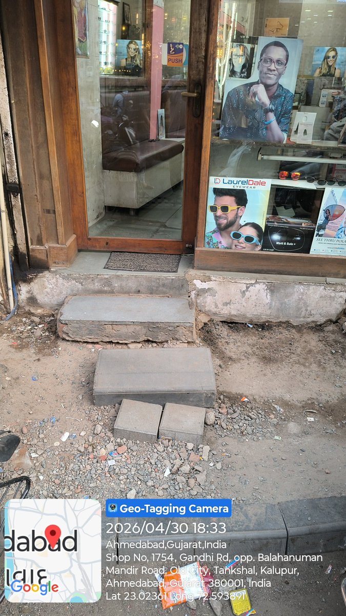 kmmodi786's tweet photo. @AMC_Complaints H.NO-641/1, દીપક શાહ શાંતિનિકેતન ચશ્માવાળા
બાલા હનુમાન ફૂટપાટ કોન્ટ્રાક્ટ પદ્ધતિથી નવી બનાવેલ છે જેમાં બાલા હનુમાન પાસે ફોટા વાળી જગ્યાની ફૂટપાટ જ છેલ્લા દોઢ બે મહિનાથી બનાવેલ નથી અધુરી રાખેલ છે બાકી આગળ પાછળનું બધું કામ સંપૂર્ણ કરેલ છે.મોબી9662937138 https://t.co/KvQyLkD1pD