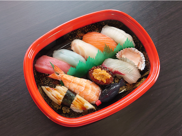 kamesushi24's tweet photo. できたてのお寿司が、地元で過ごすGWをやさしく彩ります。
ご予算や内容のご相談も、どうぞお気軽にお声かけください。

🔗 詳細はこちら
🌐 亀鮨ホームページ
https://t.co/rVyuYogvOe

📞 ご注文方法
• お電話：0979-24-8300
• LINE注文：@579hiukq
• 店頭受付：その場でご相談いただけます
🏠 店舗情報
〒871-0026
大分県中津市大字高瀬41-1
🐢 亀鮨について（テイクアウト＆デリバリー専門）
創業49年。
焼さば寿司をはじめ、
にぎり寿司・巻寿司・箱寿司・ちらし寿司・すし丼・いなり寿司・仕出し弁当など
幅広く取り扱っています。
🚗 駐車場
• 店舗前：1台
• からあげ もり山さん駐���場内：2台
• 従業員駐車場：空きスペースに1〜3台
🚙 デリバリー（有料）
330円／550円／880円／1100円／2200円
※ご注文金額・エリアにより無料配送あり
※詳細はホームページ、またはお電話でご確認ください
【配送エリア】
中津市・上毛町・吉富町・豊前市・宇佐市（一部）