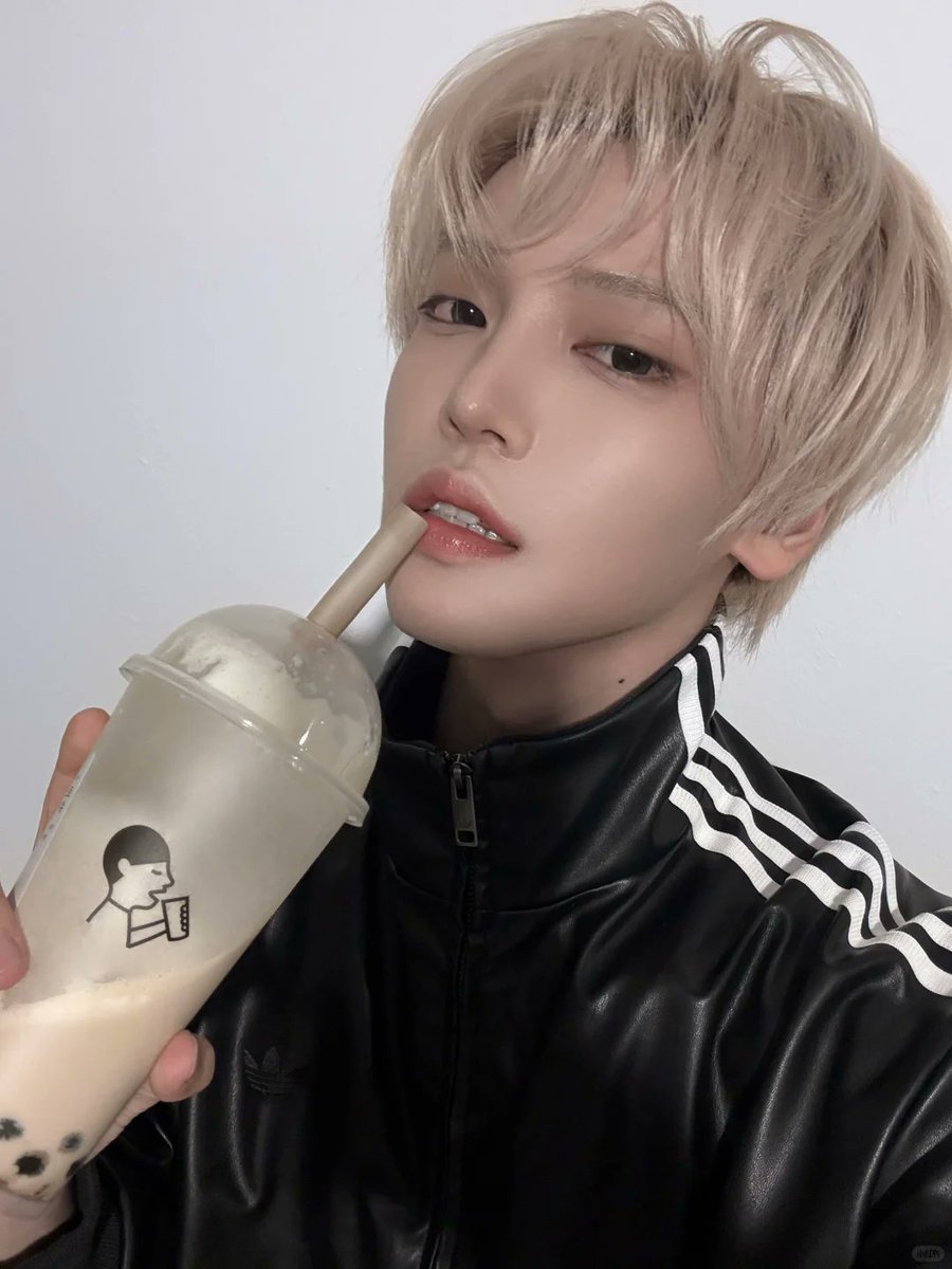리본이 . . tweet media