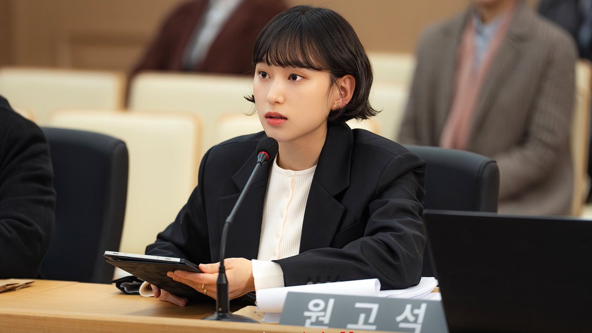 gemis0da's tweet photo. south korean directors when looking for an actress to cast on a law related role

ryu hyeyoung https://t.co/W517O3bggt
