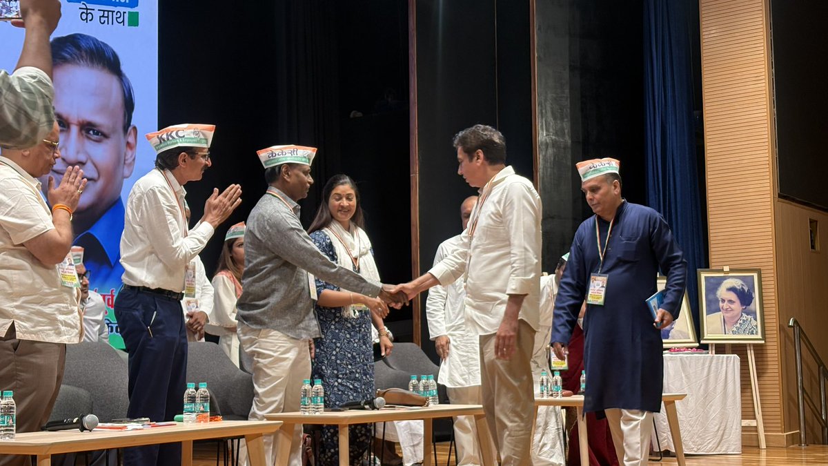 मज़दूर अधिकार बचाओ सम्मेलन – KKC

अभी-अभी <a href="/INCDelhi/">Delhi Congress</a> के अध्यक्ष <a href="/devendrayadvinc/">Devender Yadav</a> जी सम्मेलन में शामिल हुए।

उनकी उपस्थिति से सम्मेलन को और अधिक मजबूती मिली है। कार्यकर्ताओं में नया जोश और ऊर्जा देखने को मिल रही है, साथ ही मज़दूर अधिकारों की लड़ाई को और तेज़ करने का संकल्प भी मजबूत