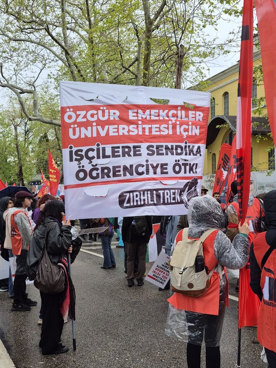 ZirhliTren's tweet photo. Bir Mayıs'ta "Özgür Emekçiler Üniversitesi için işçiye sendika öğrenciye ÖTK" demek adına Kadıköy'de bir araya geldik.

Yaşasın Bir Mayıs!

Bijî Yek Gulan!

#EmekçilerYönetmeli https://t.co/xiK2rJjcIT