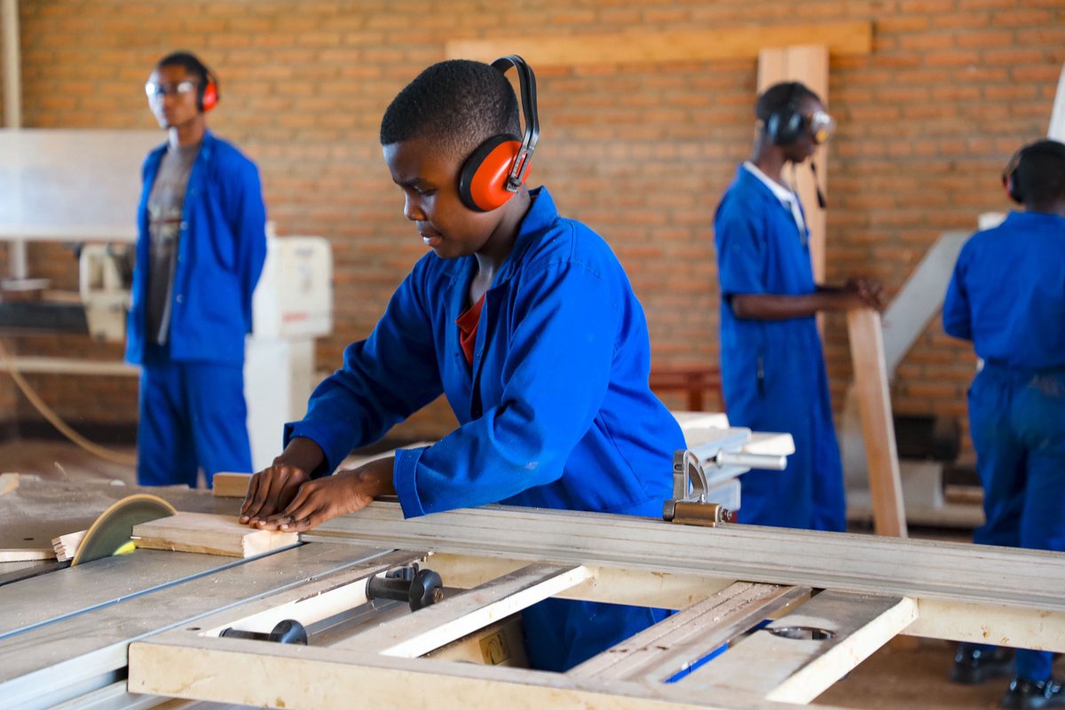 RTB_Rwanda's tweet photo. Happy International Labour Day!

As we celebrate the value of skills in driving job creation and strengthening Rwanda’s economic resilience, we reaffirm our commitment to empowering youth through TVET with practical, market-relevant skills that create opportunities and contribute to the country’s broader transformation.

#NanjyeNdiTVET