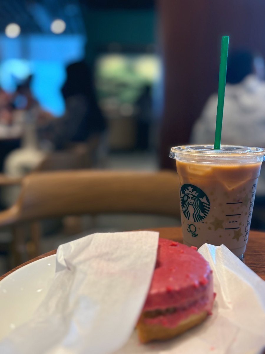white1227226's tweet photo. ワンビルのスタバで休憩。久々甘甘組み合わせで🍓　ランチしたの消化してないのに…🍩　朝寒いと思ったけど暑い…待ち合わせ中です　#福岡　#スタバ　#GW https://t.co/IQgc7Yxo32
