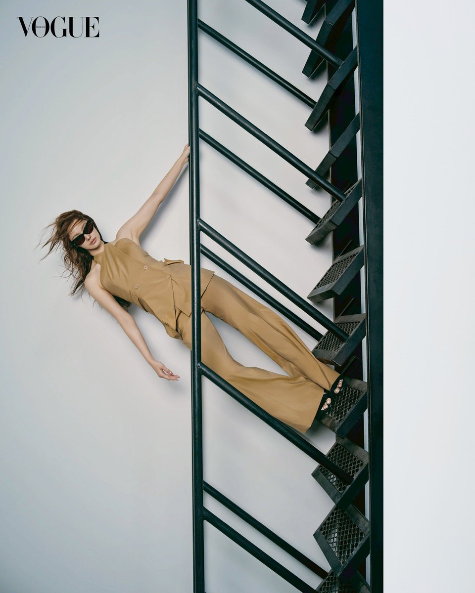 serendipitykkk's tweet image. พี่น้ำตาลภาพแรกเท่มาก 🧎🏻‍♀️🧎🏻‍♀️

— #VogueTHxNamtan 
#VogueTHMay2026 ; #MaxMara