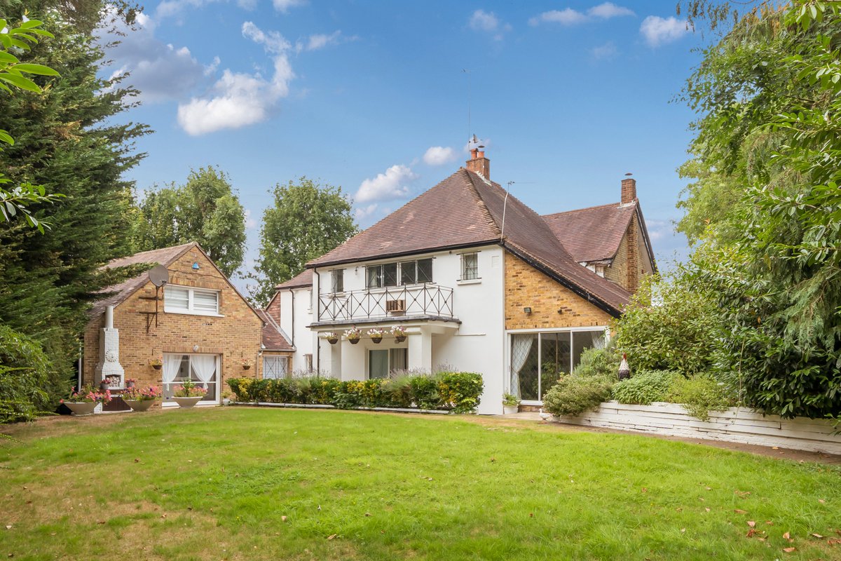 MillHillAgent's tweet photo. 🔥 ALLUM LANE | ELSTREE | £1,750,000 🔥

A once-in-a-generation opportunity… on the market for the first time in over 45 YEARS 👀
This substantial 5-bedroom detached family home on Allum Lane, Elstree (WD6) sits on a stunning ⅓ acre plot and offers an impressive 3,776 sq ft https://t.co/mo3gHs5UxK