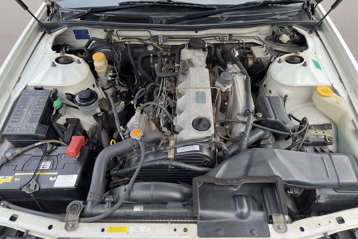 790mqh75's tweet photo. かっこいい、ただまさかこれが2800ccディーゼルエンジンだとは誰も思わないだろう。

もともとは妻の足車だったが、思いがけず今の25GT-Xが破格で手に入った。
本人の意思もあって手放すことに...

RD28E最終型、走行6万kmのパール。
今になって手放したことを後悔せずにはいられない。

#SC35 #ディーゼル #RD28