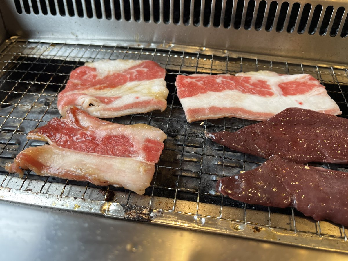 daikori's tweet photo. 美味しい焼肉屋さんで食べるのも良いけど、こう…休みに1人気ままにすたみな太郎に行って、脂身たっぷりのお肉とカスタムした鮭寿司茶漬を食べるのもまた良いんだよね https://t.co/au8IhWBIbF