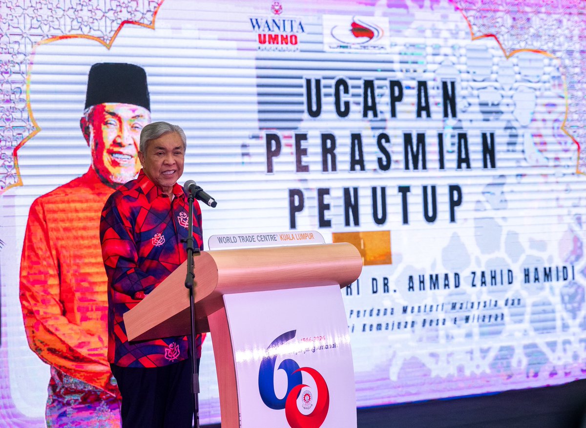 DrZahidHamidi's tweet photo. Setibanya saya di WTCKL sempena Sambutan Hari UMNO ke-80 hari ini, saya sempat singgah ke Pertandingan Nasyid Wanita Kebangsaan 2026 anjuran Wanita UMNO Malaysia.

Buat julung kalinya pertandingan seperti ini diadakan, dan saya melihatnya sebagai satu usaha yang baik dalam mengangkat seni nasyid sebagai sebahagian daripada identiti yang ingin kita suburkan.

Saya juga sempat menyampaikan hadiah kepada para pemenang. Tahniah kepada semua peserta dari 10 negeri yang mengambil bahagian. Komitmen dan kesungguhan yang ditunjukkan benar-benar membanggakan.

Terima kasih juga saya ucapkan kepada Wanita UMNO Malaysia atas inisiatif ini. Teruskan usaha memperkasa program yang mendekatkan kita dengan nilai, seni dan jati diri.

#UMNO80Tahun
#UMNO #RumahBangsa
#BersatuBersetiaBerkhidmat