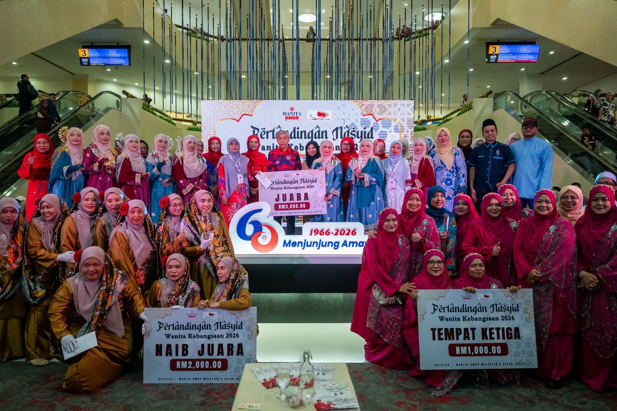 DrZahidHamidi's tweet photo. Setibanya saya di WTCKL sempena Sambutan Hari UMNO ke-80 hari ini, saya sempat singgah ke Pertandingan Nasyid Wanita Kebangsaan 2026 anjuran Wanita UMNO Malaysia.

Buat julung kalinya pertandingan seperti ini diadakan, dan saya melihatnya sebagai satu usaha yang baik dalam mengangkat seni nasyid sebagai sebahagian daripada identiti yang ingin kita suburkan.

Saya juga sempat menyampaikan hadiah kepada para pemenang. Tahniah kepada semua peserta dari 10 negeri yang mengambil bahagian. Komitmen dan kesungguhan yang ditunjukkan benar-benar membanggakan.

Terima kasih juga saya ucapkan kepada Wanita UMNO Malaysia atas inisiatif ini. Teruskan usaha memperkasa program yang mendekatkan kita dengan nilai, seni dan jati diri.

#UMNO80Tahun
#UMNO #RumahBangsa
#BersatuBersetiaBerkhidmat