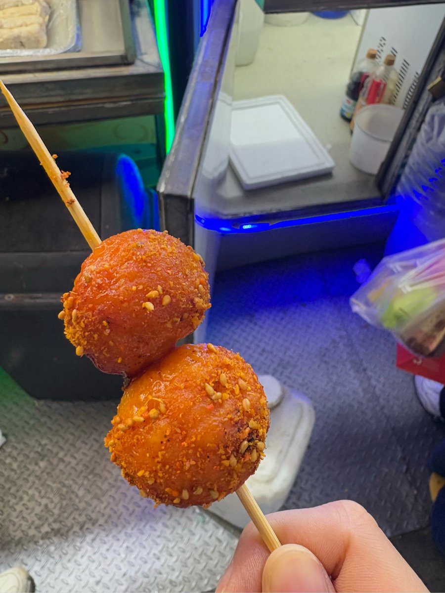 deepooh123's tweet image. "Hot off the grill! Crispy fried squid + tangy chili-lime dip = street food joy.  Grab a bite—your taste buds will thank you!  #StreetFood #FriedSquid #Yum"