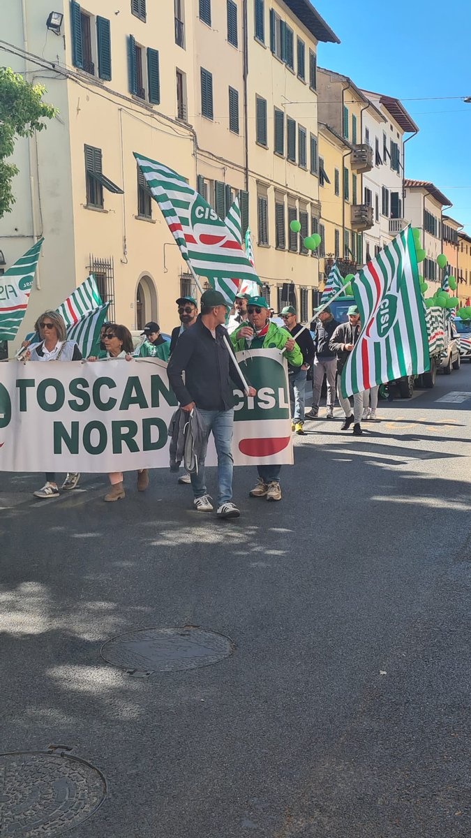 stefanoboni59's tweet image. Oggi le piazze raccontano il valore del lavoro attraverso sguardi, mani, bandiere. Il Primo Maggio 2026 è un impegno che continua ogni giorno. #PrimoMaggio #Persone #Dignità