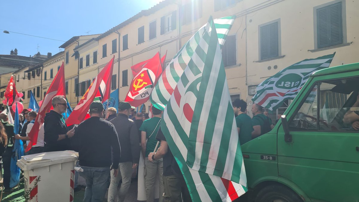 stefanoboni59's tweet image. Oggi le piazze raccontano il valore del lavoro attraverso sguardi, mani, bandiere. Il Primo Maggio 2026 è un impegno che continua ogni giorno. #PrimoMaggio #Persone #Dignità