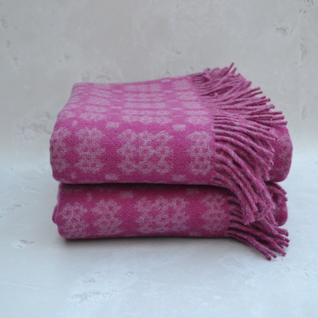 TirGlasCymru's tweet photo. Welsh Blanket in pure new UK wool
- Named Ynys Môn (the island of Anglesey)
- Fully reversible blanket
- Caernarfon Portcullis pattern
https://t.co/Xbuuio9ywf
#MHHSBD #welshblankets https://t.co/2fv55kb2PD