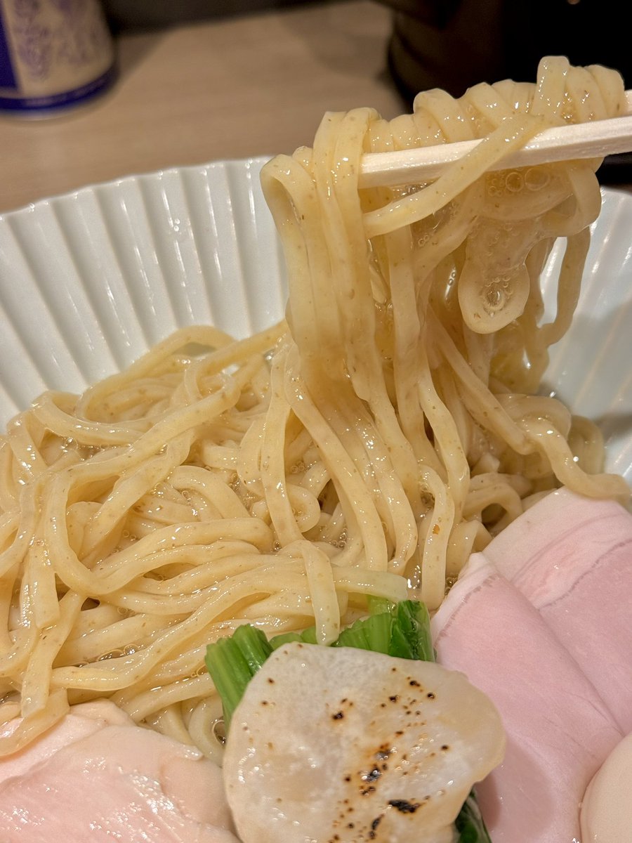 efyaan's tweet photo. 念願のほたて日和に初訪問。雨の中ポールポジションゲットしてくれたおかげで一番乗り！
限定も気になったけど、やはり鉄板の「帆立の昆布水つけ麺」の白(塩)を。前菜の帆立カルパッチョも、ちょっと泡立てた昆布水つけ麺のオンリー麺啜り、もちろんつけ汁もスープ割りも最高でした😋️ https://t.co/6GumDfdIcw