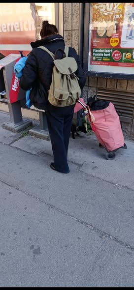 Bitte teilen ÖSTEREICH!
1020 Wien
Hinweise zur Bettlerin, die mit hoher Wahrscheinlichkeit den Welpen misshandelt, sie ist sehr aggressiv 
Kopie Hundesuchhilfe ÖSTEREICH
Wir wurden heute mehrfach zu einer Bettlerin mit einem Welpen gerufen.
Wir sind gleich hingefahren, lt