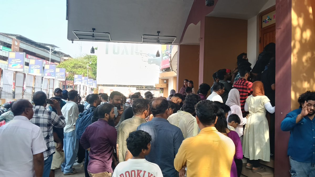 mfwaikerala's tweet image. #Patriot #Day1 1:15pm show rush at calicut apsara