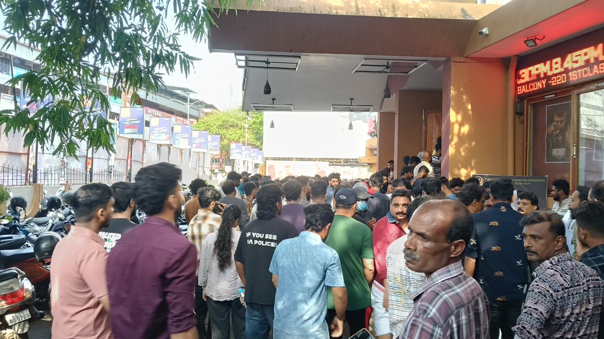 mfwaikerala's tweet image. #Patriot #Day1 1:15pm show rush at calicut apsara