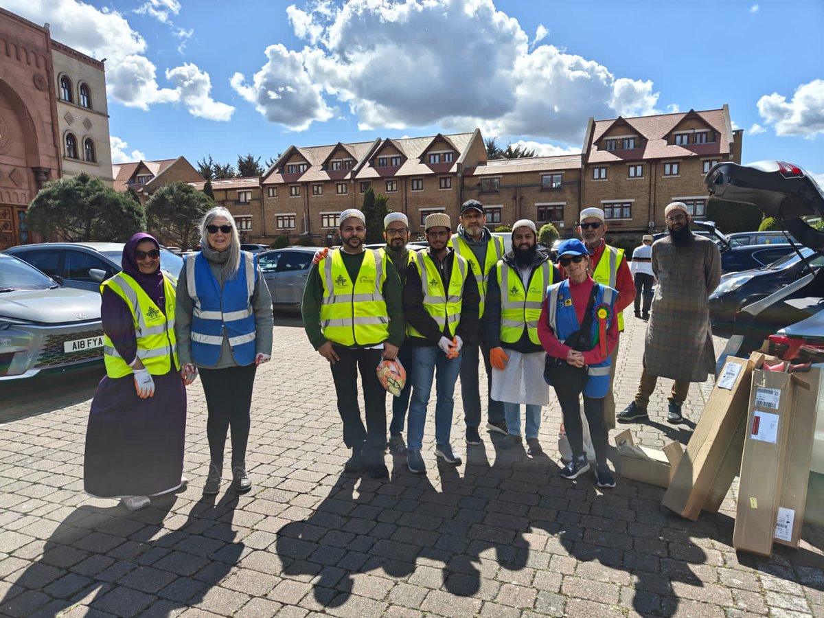 Bohras_UK's tweet image. Volunteers came together in Northolt, #London for a clean-up drive around local neighbourhood, in collaboration with the @CanLager under the @ProjectRiseDB initiative.
A simple effort towards a cleaner, shared space.
@Dawoodi_Bohras
#cleanup