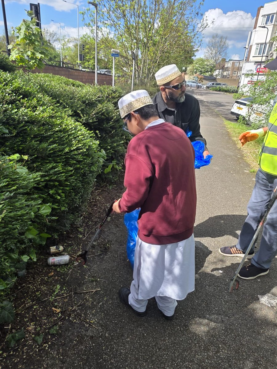 Bohras_UK's tweet image. Volunteers came together in Northolt, #London for a clean-up drive around local neighbourhood, in collaboration with the @CanLager under the @ProjectRiseDB initiative.
A simple effort towards a cleaner, shared space.
@Dawoodi_Bohras
#cleanup