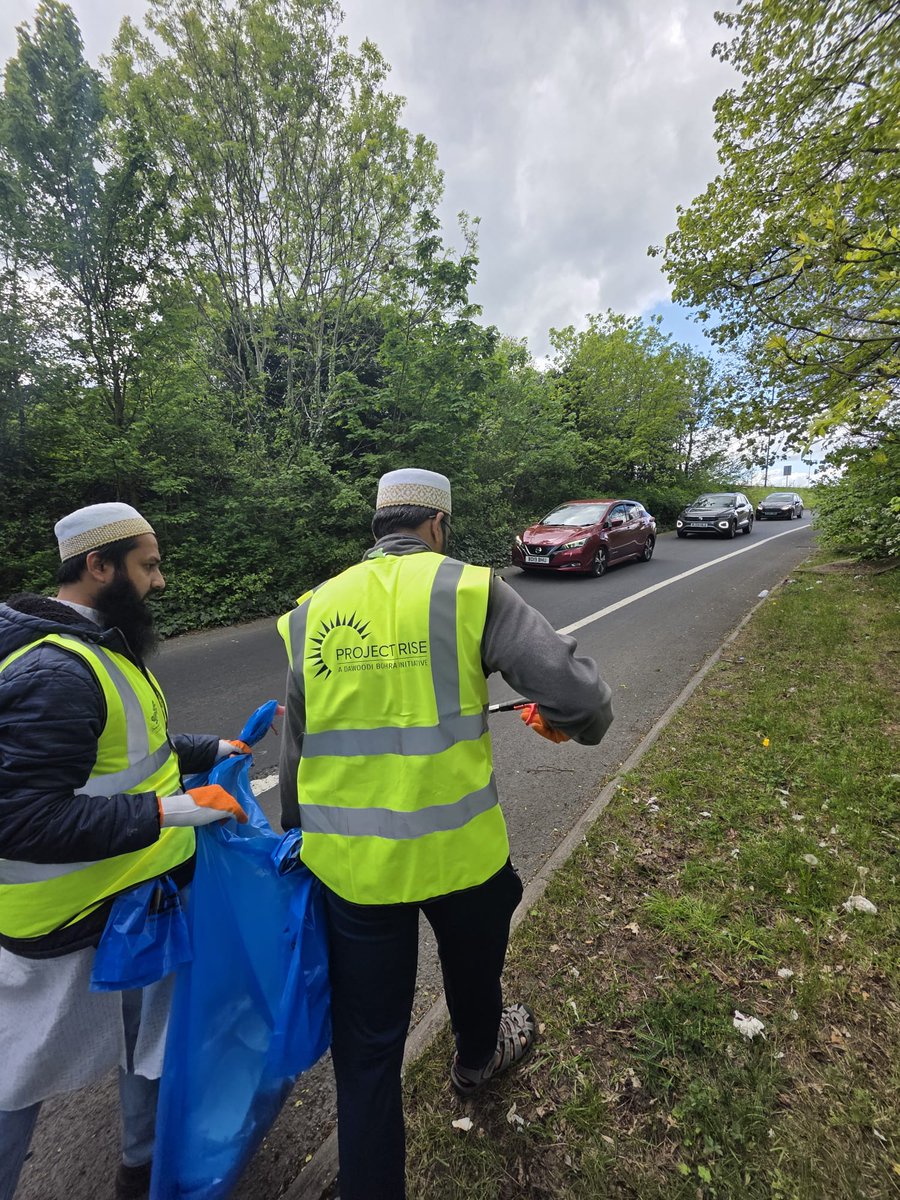 Bohras_UK's tweet image. Volunteers came together in Northolt, #London for a clean-up drive around local neighbourhood, in collaboration with the @CanLager under the @ProjectRiseDB initiative.
A simple effort towards a cleaner, shared space.
@Dawoodi_Bohras
#cleanup